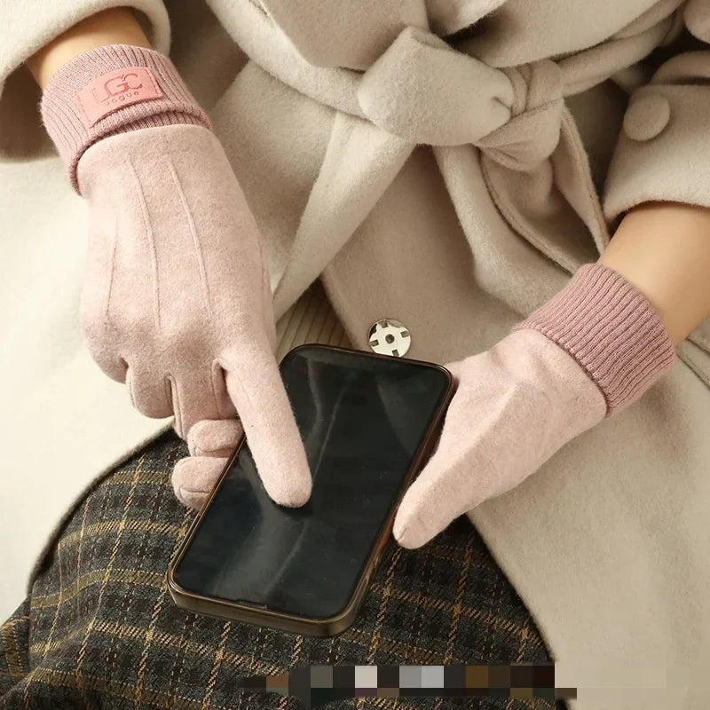 Plush-Lined Cashmere Blend Gloves with Touchscreen Fingertips